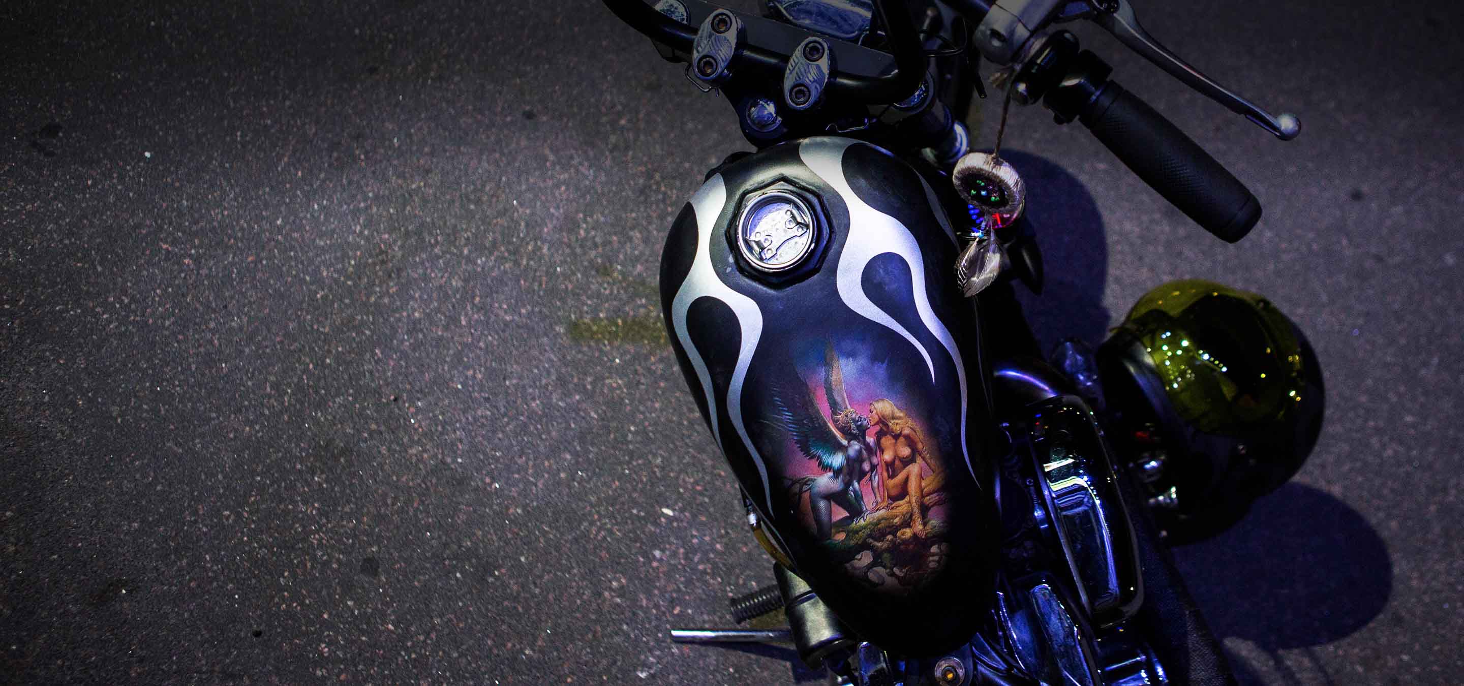 Custom Gas Tank with two hot ladies kissing, Harley-Davidson Softail - made by MF Customs Warszawa